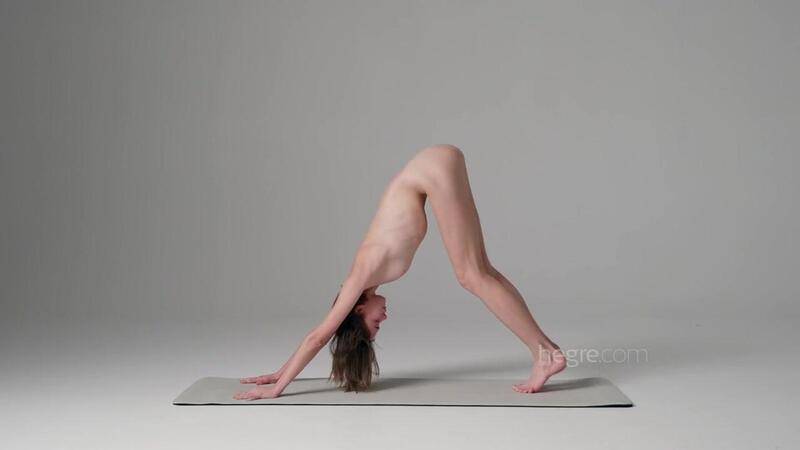 hannah naked #yoga #nude 